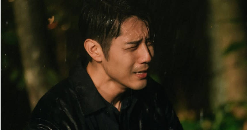 胡宇威在雨中淚崩。（圖／八大）