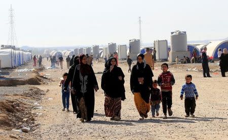 Displaced people who had fled from Mosul are seen at Al-Khazer refugee camp, east of Mosul, Iraq November 4, 2016. REUTERS/Thaier Al-Sudaini