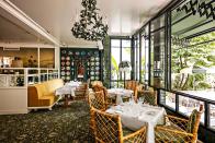 <p>L’ancien Bistrot des Dames, incontournable du quartier des Batignolles, s’est refait une beauté l’an dernier. Désormais mué en hôtel, il propose un resto parfait pour la Saint-Valentin.</p><p><b>Le lieu :</b> Un écrin feutré aux accents british, avec moquette et tissus signés House of Hackney, cheminée et feu de bois en prime. </p><p><b>Dans l’assiette :</b> La carte propose des classiques de la cuisine bourgeoise revisités, et de la « comfort food ». On a été totalement conquis par la fondue au Mont d’or (avec supplément truffe) et sa sole meunière généreuse. Si votre cœur balance entre fromage et dessert, sachez que le comté 18 mois vient de la Maison Arnaud, meilleur fromage du monde en 2022, et que le millefeuille a conquis une grande amatrice du genre (l’autrice de ces lignes).</p><p> <i>L’Eldorado,</i><br><i>18 rue des dames Paris 17<sup>e</sup></i></p><br>