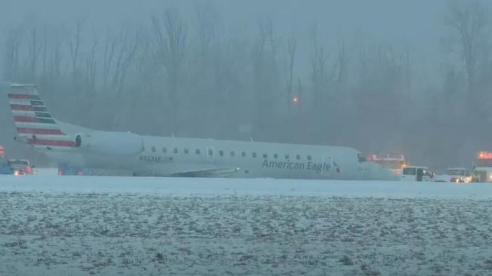美國有架飛機18日下午降落機場時突然失控，衝出跑道後滑進周遭的草地。（圖／翻攝自YouTube@6abc Philadelphia）