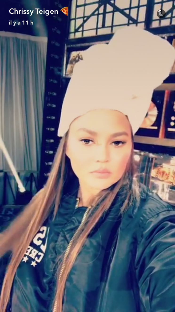 <p>Chrissy Teigen n’est pas convaincue par son nouveau chapeau…</p>