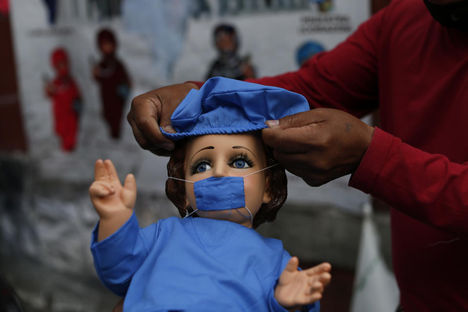 El personal de salud, los héroes en la bendición del niño Dios