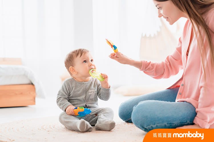 您的孩子跟上發展了嗎？善用居家遊戲，促進0~2歲幼兒的粗大動作發展！
