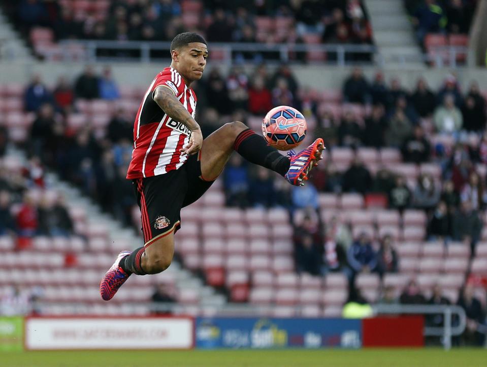 Sunderland's Liam Bridcutt controls the ball against Fulham during their English FA Cup soccer match at the Stadium of Light in Sunderland, northern England January 24, 2015. REUTERS/Russell Cheyne (BRITAIN - Tags: SPORT SOCCER)