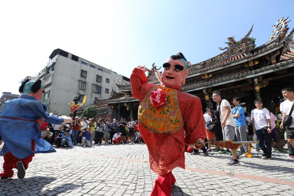 「迎城隍」日巡時有各式各樣精彩陣頭表演，彷彿就是一場華麗的街頭秀。