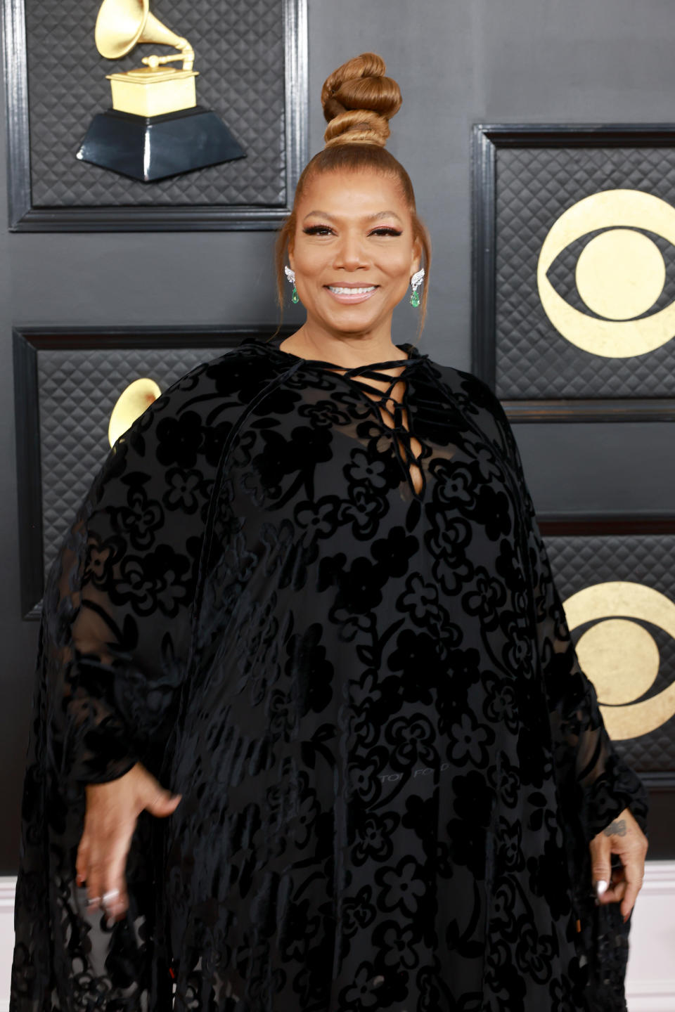 Queen Latifah wearing all black.