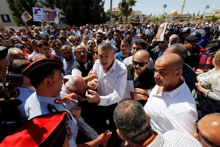 Jordanian police try to prevent relatives of Jordanian writer Nahed Hatter who was shot dead, and activists to sit and block the street, during a sit-in in front of the prime minister's building in Amman, Jordan, September 26, 2016. REUTERS/Muhammad Hamed