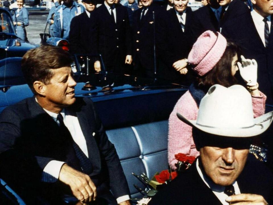 John F. Kennedy und seine Frau Jackie kurz vor dem Attentat in Dallas. (Bild: imago/UPI Photo)
