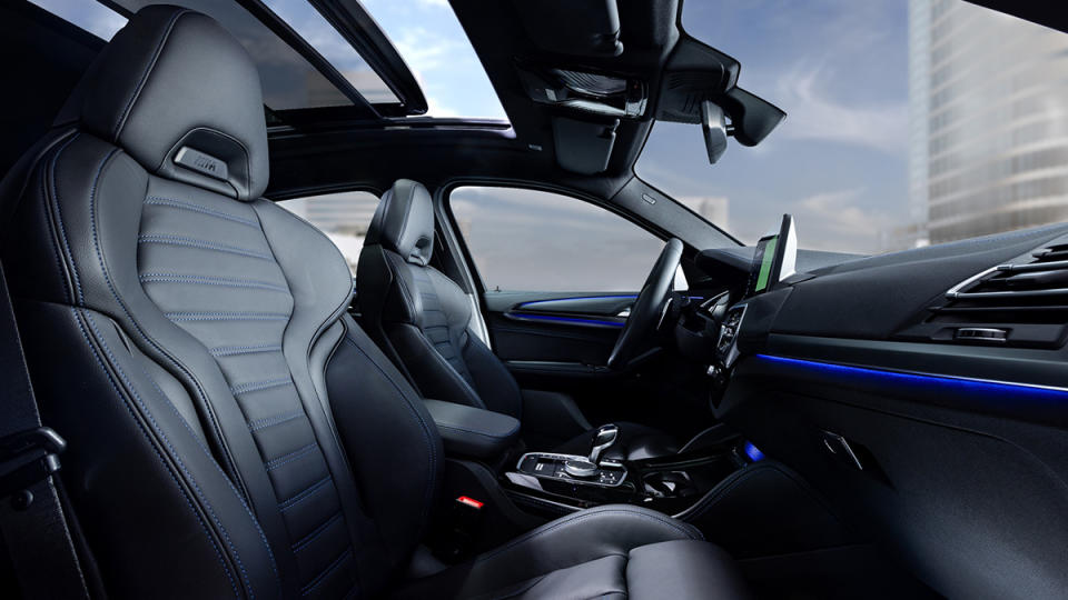 BMW X3與X4 xDrive20i 鉑金版車內加入有雙前座電動腰靠、雙前座加熱座椅機能的「M雙前座跑車座椅」，中控臺則有Sensatec皮質包覆。（圖／汎德提供）