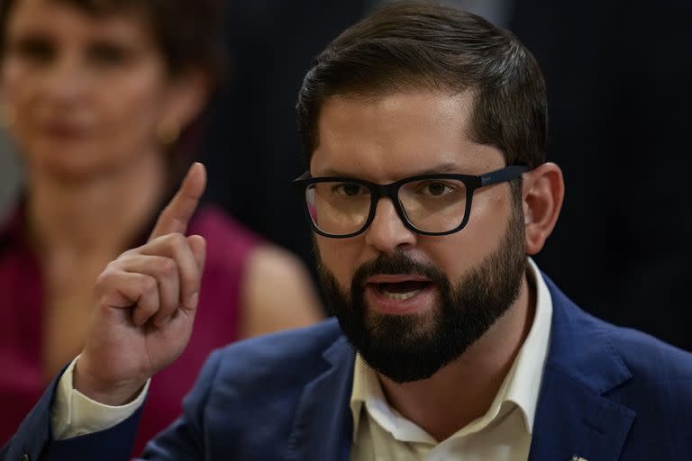 El presidente chileno, Gabriel Boric, en la ceremonia en la que juró el nuevo gabinete, en Santiago. (AP/Esteban Felix)