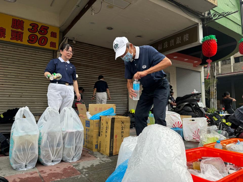 慈濟志工準備水、食物讓警消使用，並主動整理周圍環境，減輕消防人員整理工作。