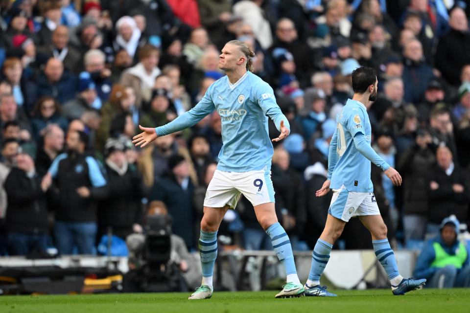 MANCHESTER, ENGLAND - NOVEMBER 25: Erling Haaland of Manchester City celebrates after scoring the team's first goal during the Premier League match between Manchester City and Liverpool FC at Etihad Stadium on November 25, 2023 in Manchester, England. (Photo by Shaun Botterill/Getty Images)