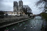 <p>Un millier de personnes ont participé dimanche au Nautic Paddle de Paris, course de stand-up paddle sur la Seine. </p>