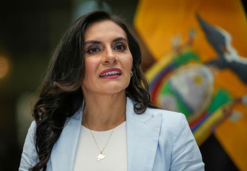 La vicepresidenta de Ecuador, Verónica Abad, ofrece una conferencia de prensa en medio de una disputa con el presidente Daniel Noboa, en Quito.