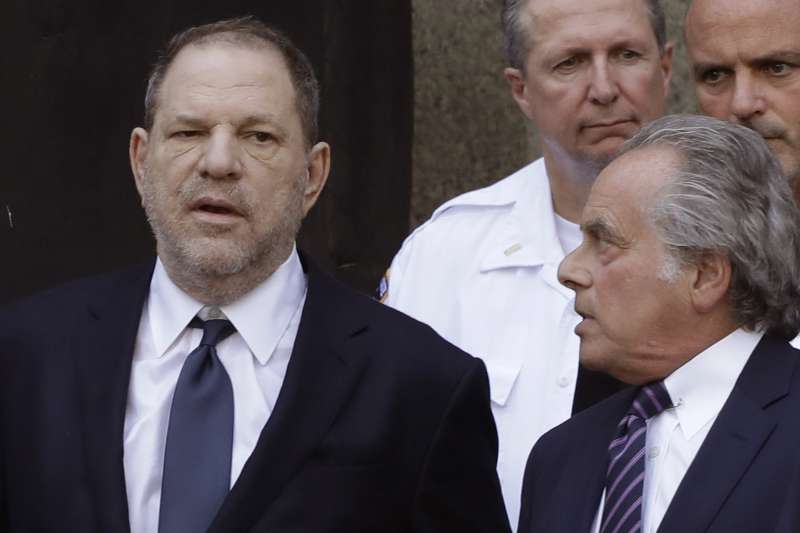 2018年6月5日，好萊塢名製片人、色魔溫斯坦（Harvey Weinstein）首度為自己被指控的性侵罪名出庭，右為他的律師布拉夫曼（Ben Brafman）（AP）