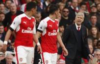 Britain Football Soccer - Arsenal v Manchester City - Premier League - Emirates Stadium - 2/4/17 Arsenal manager Arsene Wenger speaks ato Arsenal's Francis Coquelin and Mesut Ozil Action Images via Reuters / John Sibley Livepic