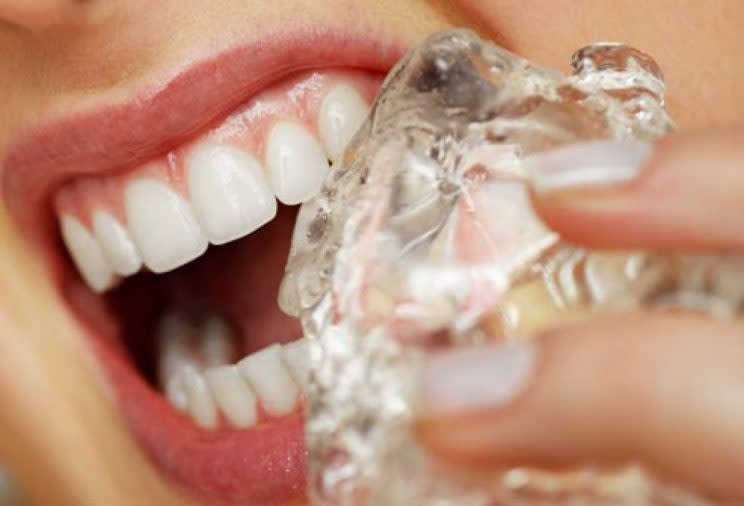 A algunas personas les encanta masticar el hielo para refrescarse. Es mejor dejar que el hielo se derrita en la boca como el caramelo. (Foto: Getty)