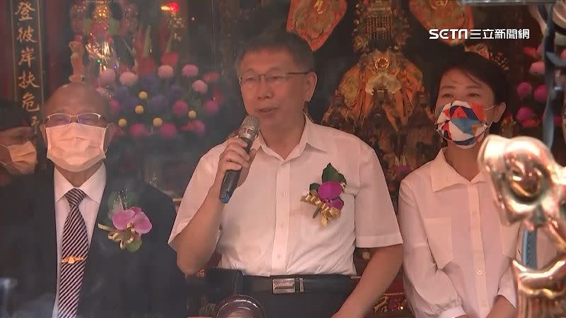 台北市長柯文哲到慈祐宮出席活動，黃珊珊緊跟在一旁。