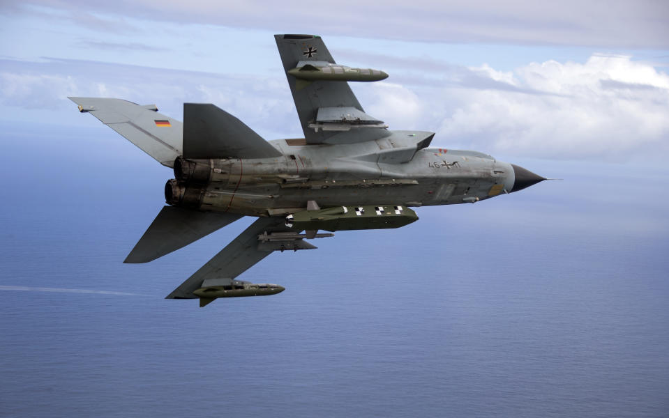Die von der Bundeswehr herausgegebene Aufnahme zeigt einen Kampfjet Tornado IDS ASSTA 3.0, bestückt mit dem Lenkflugkörper Taurus. (Bild: Andrea Bienert/Bundeswehr/dpa)