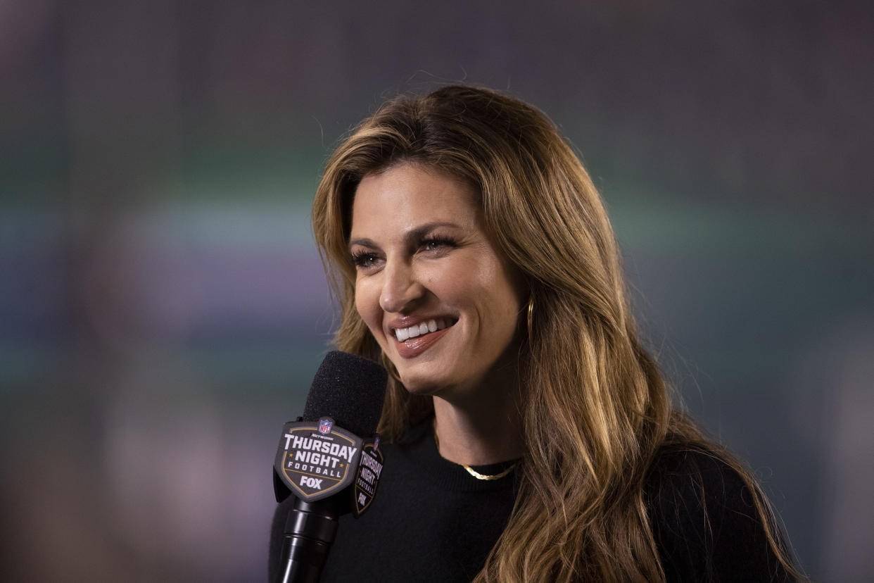 PHILADELPHIA, PA - OCTOBER 22: Fox sideline reporter Erin Andrews smiles during the game between the New York Giants and Philadelphia Eagles at Lincoln Financial Field on October 22, 2020 in Philadelphia, Pennsylvania. (Photo by Mitchell Leff/Getty Images)