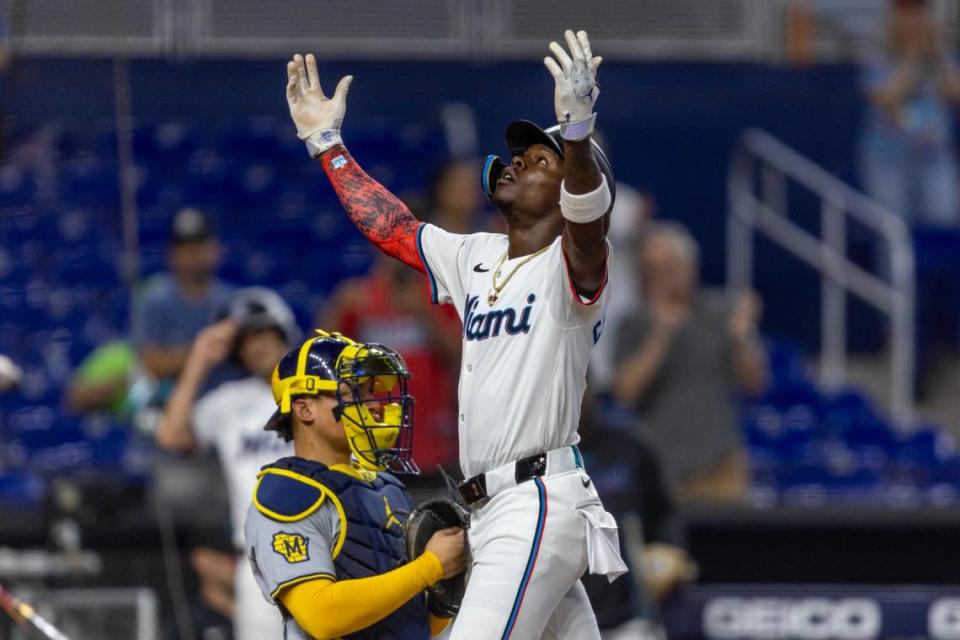 El jardinero de los Marlins Jazz Chisholm Jr. celebra tras pegar un jonrón en el primer inning del partido ante los Cerveceros de Milwaukee, celebrado el 22 de mayo de 2024 en Miami.