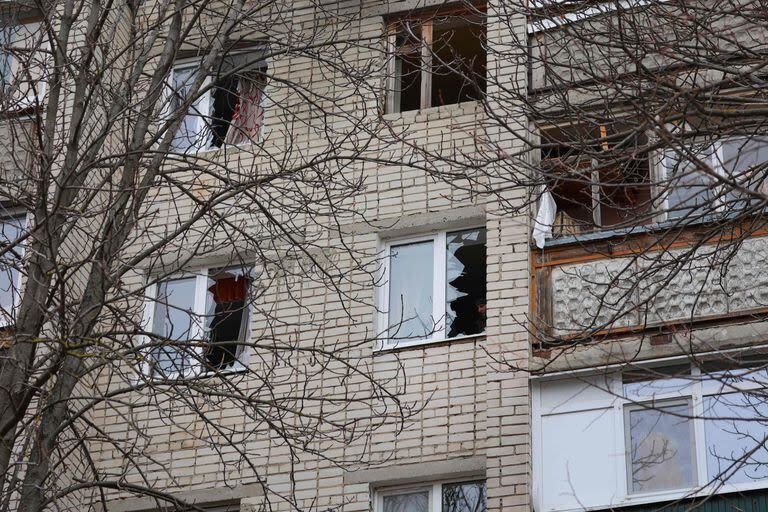 Esta imagen tomada el 13 de marzo de 2024 muestra los daños en un edificio tras un ataque con drones en Belgorod.
