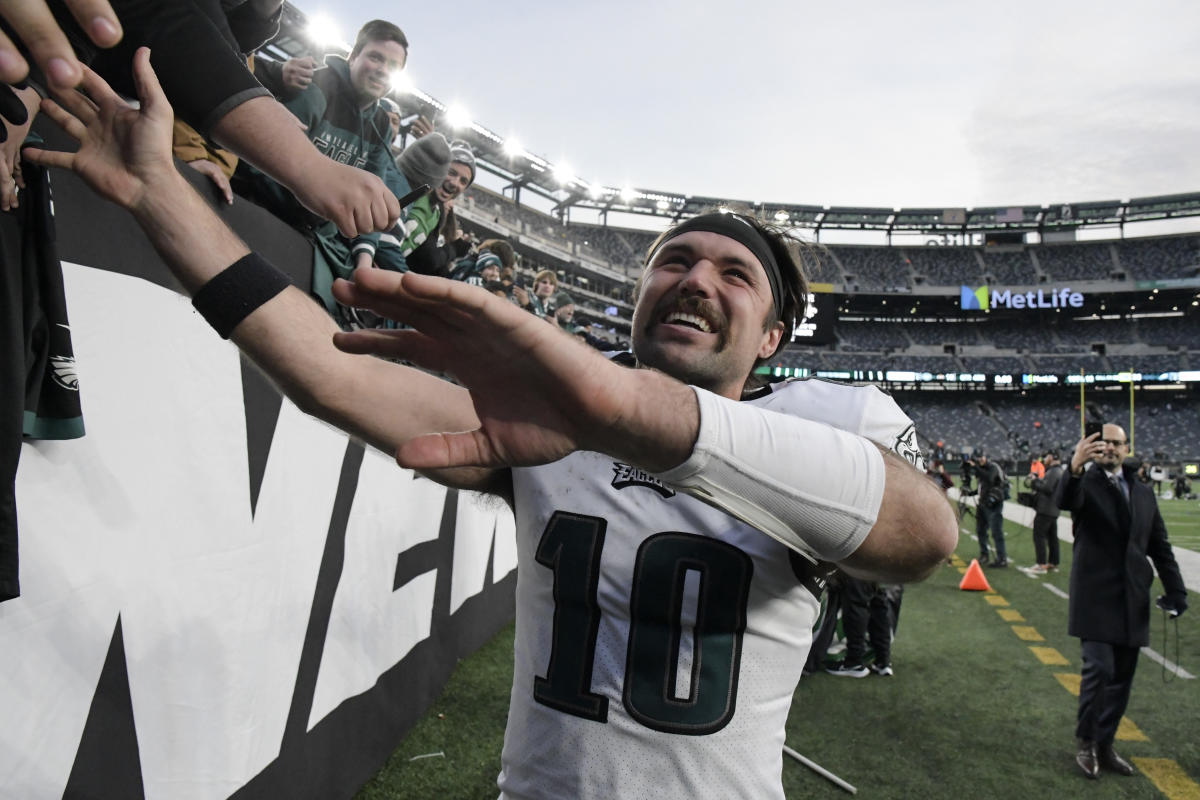 East Rutherford, New Jersey, USA. 5th Dec, 2021. Philadelphia Eagles  offensive lineman JOSH SWEAT (94) sacks New York Jets quarterback ZACH  WILSON (2) at MetLife Stadium in East Rutherford New Jersey Philadelphia