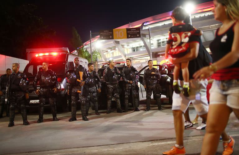 Agentes de la Policía Militar vigilan en las afueras del estadio en un clásico entre Flamengo y Palmeiras; varios efectivos fueron heridos en choques entre las "torcidas"