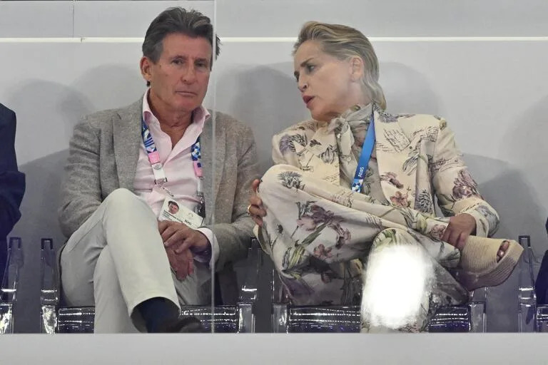 Stone también pasó por el Stade de France en Saint-Denis para presenciar a los corredores en la final de 100 metros masculina. Allí se la vio charlar de forma animada con el exatleta inglés y actual presidente de World Athletics, Sebastian Coe 