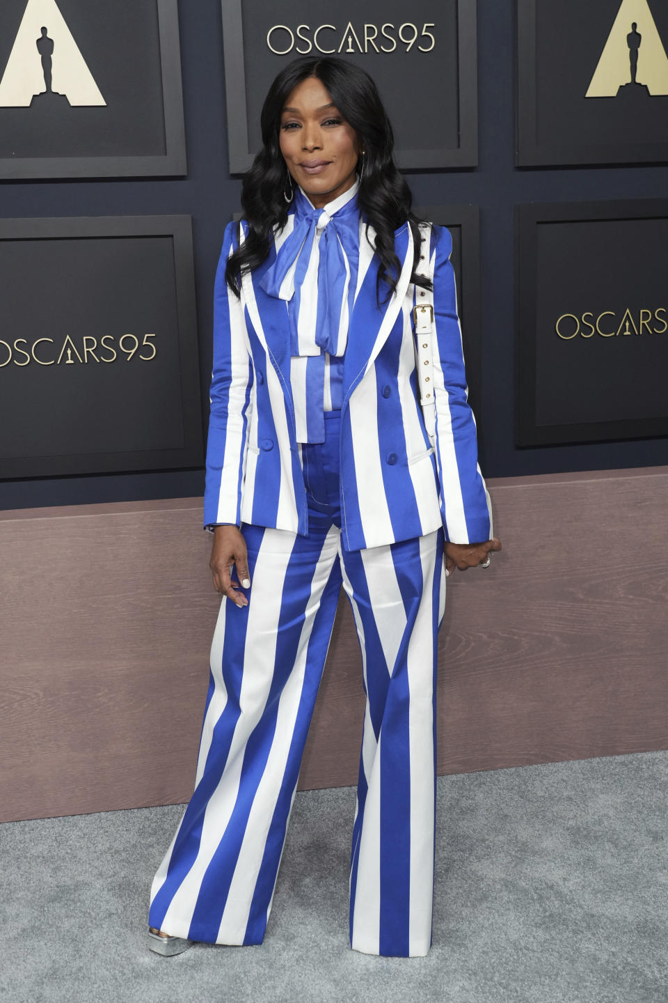 Angela Bassett llega a almuerzo de nominados a la 95a entrega de Premios de la Academia el 13 de febrero de 2023, en el Hotel Beverly Hilton en Beverly Hills, California. (Foto Jordan Strauss/Invision/AP)