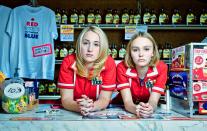 <p>Die Geschichte von ‘Yoga Hosers’ könnte blöder nicht sein. Bratwürste, die gleichzeitig auch noch Nazis sind, attackieren eine Kleinstadt. Klingt doof, ist doof, 23 Punkte sind die Strafe. Ob und wann der Film hierzulande erscheint, ist nicht bekannt. (Foto: ddp) </p>