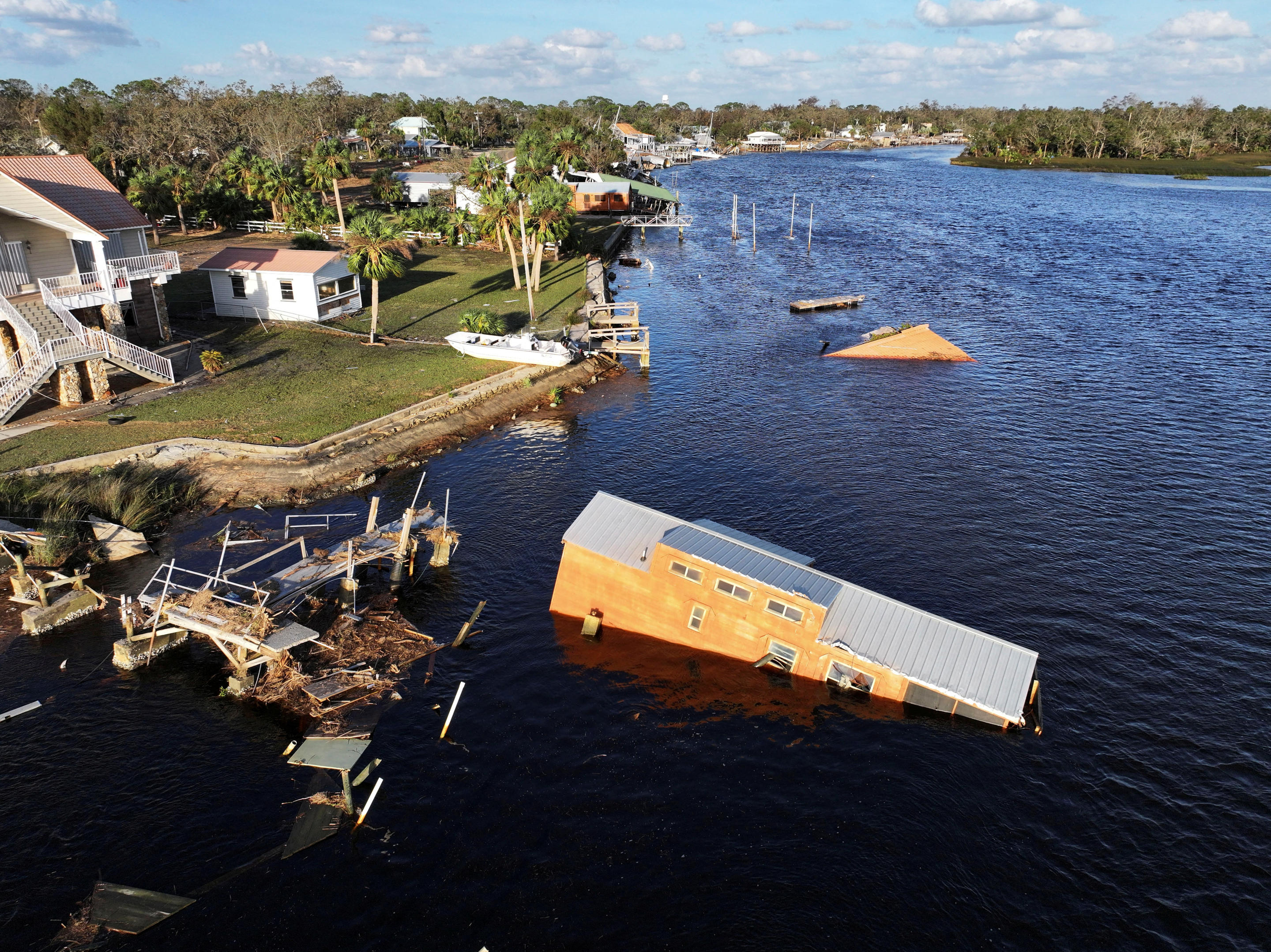 Una vista de dron muestra una zona inundada y dañada, tras el paso del huracán Helene en Steinhatchee, Florida, Estados Unidos, 27 de septiembre de 2024. REUTERS/Marco Bello TPX 