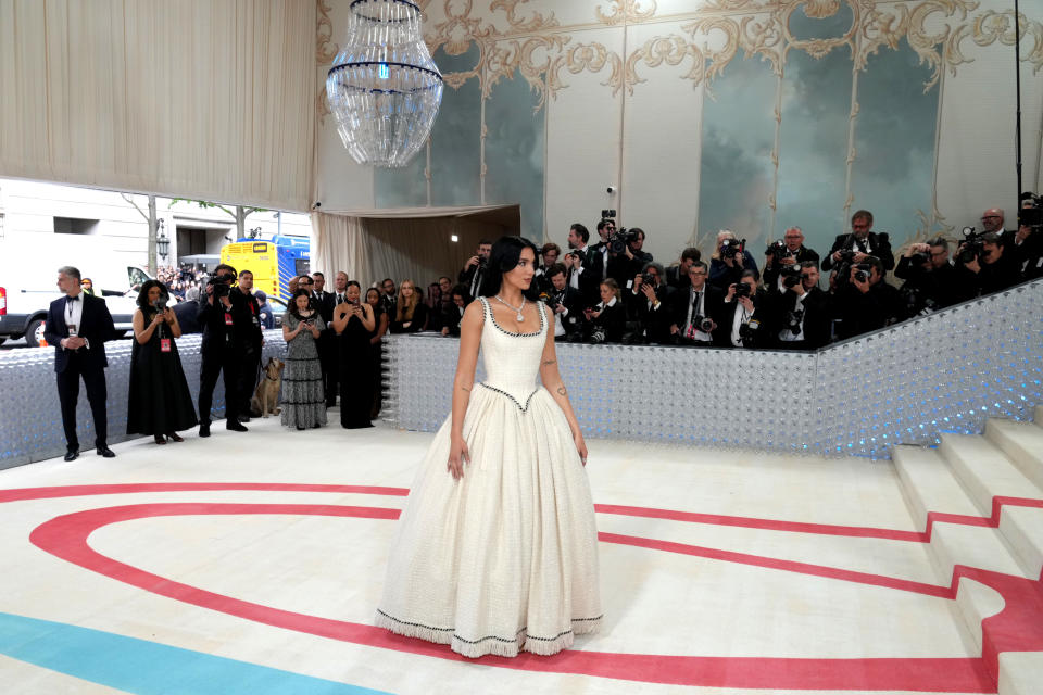 Dua Lipa en la alfombra de la Met Gala (Photo by Jeff Kravitz/FilmMagic)