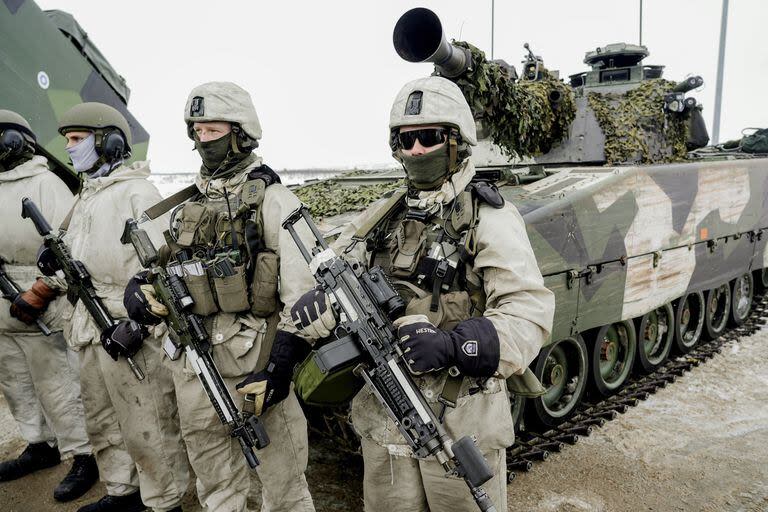 Soldados de Noruega, Suecia y Finlandia se reúnen en la frontera entre los tres países para un ejercicio de entrenamiento de la OTAN, en Kautokeino, Noruega, el sábado 9 de marzo de 2024. (Heiko Junge /NTB Scanpix via AP)