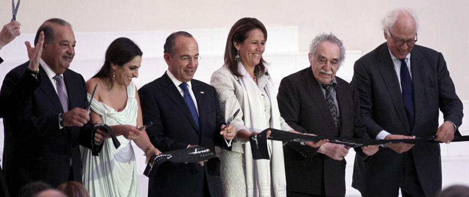 En la imagen aparecen el magnate mexicano Carlos Slim (izq.), junto a su hija Soumaya (2º izq.), el presidente mexicano Felipe Calderón (3º izq.), su esposa Margarita Zavala (3º dcha.), el novelista colombiano Gabriel García Márquez (2º dcha.) y Sir Evelyn de Rothschild (R) mientras cortaban la cinta para oficiar la inauguración del museo Soumaya en la Ciudad de México el 1 de marzo de 2011. (REUTERS/Henry Romero)