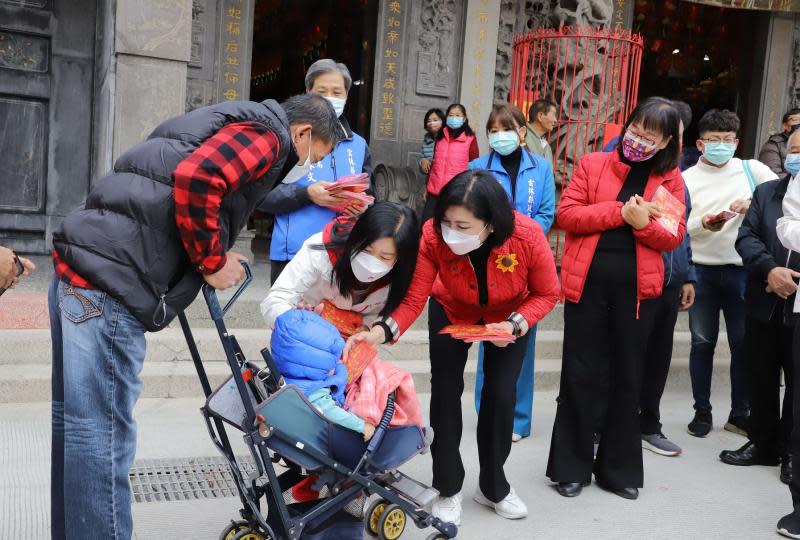 除夕大年初一　張麗善寺廟參拜祈福發送兔年福袋