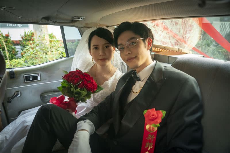 曹佑寧（右）和程予希（左）在《華麗計程車行》正式結婚。（圖／華視、LINE TV 提供）