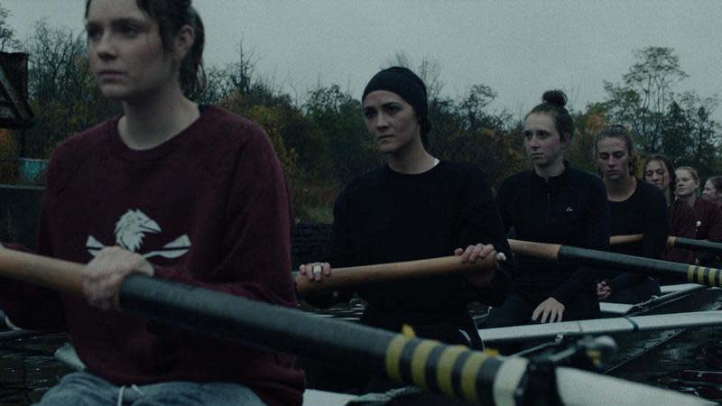 伊莎貝爾傅爾曼在新片飾演不惜代價加入輕艇校隊的大一新鮮人，跟真實的學生隊員一起練習划輕艇技巧。（仲業文創）