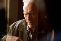 2008 drehte Clint Eastwood das meisterhafte Rassismus-Drama "Gran Torino" und übernahm auch die Hauptrolle des verwitweten Koreakriegsveteranen und ehemalige Ford-Mitarbeiter Walt Kowalski. Als der Nachbarjunge Thao (Bee Vang) Walts Wagen stehlen will, verhindert er die Tat - und freundet sich wider Erwarten mit dem Möchtegernkriminellen an. (Bild: kabel eins / Warner Bros.)