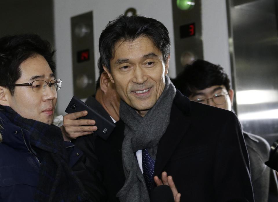 South Korea's ambassador to France Mo Chul-min, front right, arrives at the office of the independent counsel in Seoul, South Korea, Thursday, Dec. 29, 2016. South Korean investigators on Thursday summoned Mo as they widened their inquiry into a corruption scandal involving impeached President Park Geun-hye to include allegations that her administration blacklisted thousands of artists for their political beliefs. (AP Photo/Ahn Young-joon)