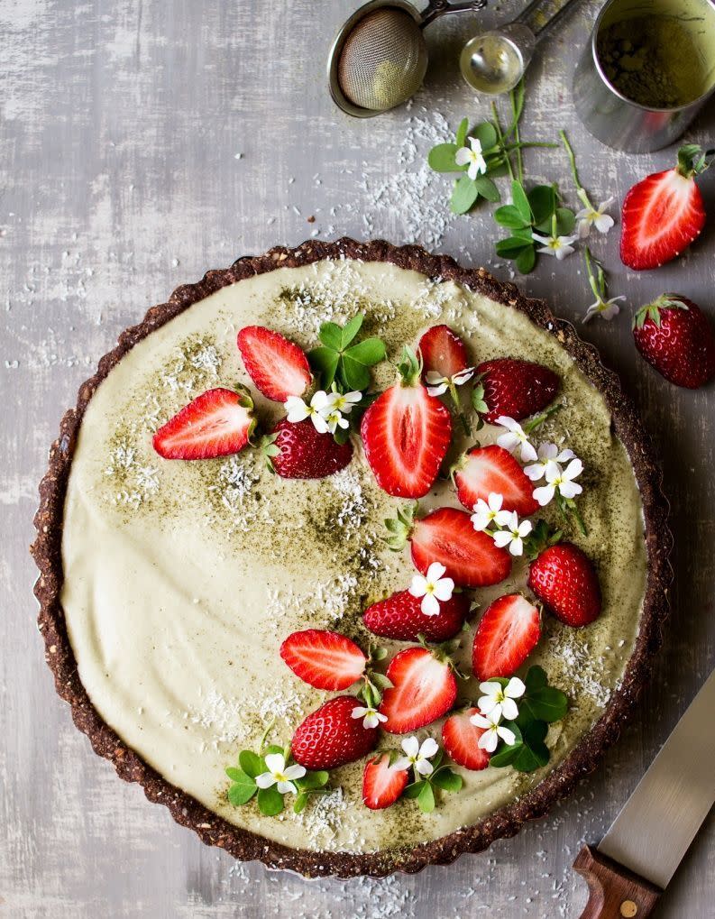 Tarte sans cuisson aux fraises et thé matcha