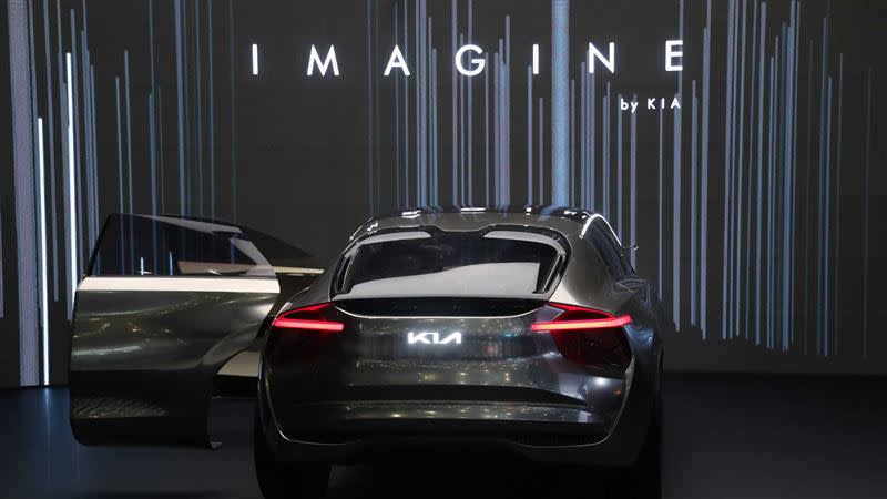 KIA去年發表的電動概念車Imagine by KIA已經率先換上新LOGO。（圖／翻攝自KIA官網）