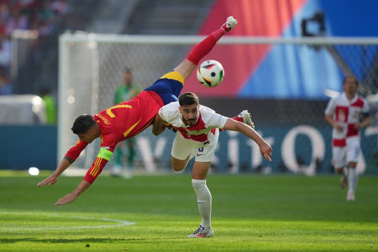 Morata vuela hacia el suelo tras un encontronazo con el grandote Josip Sutalo; el delantero español dejó lesionado la cancha, pero no sin antes dejar su huella con un gol.