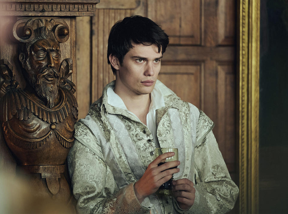 En esta imagen proporcionada por Starz, Nicholas Galitzine en una escena de "Mary & George". (Sky UK/Starz vía AP)