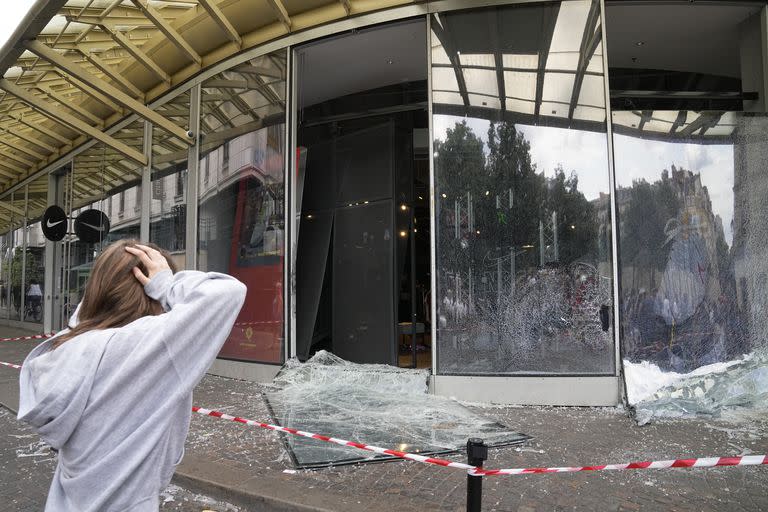 Una vidriera destruida después de una tercera noche de disturbios, el viernes 30 de junio de 2023 en París.