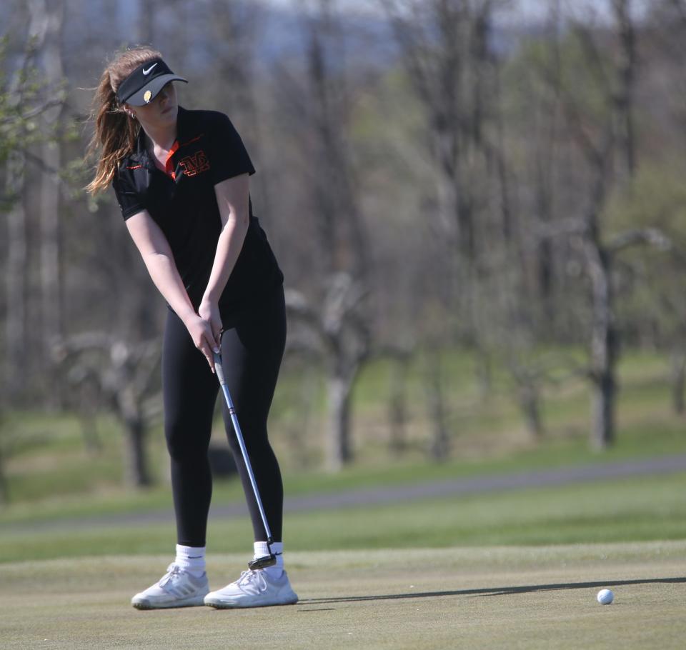 La golfista de Marlboro, Gwen Benninger, durante un partido contra Onteora celebrado en el campo de golf Apple Greens en Highland el 23 de abril de 2024.