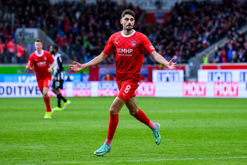 Heidenheim's Eren Dinkci celebrates scoring his side's first goal during the German Bundesliga soccer match between 1. FC Heidenheim and Borussia Monchengladbach at Voith-Arena. Tom Weller/dpa