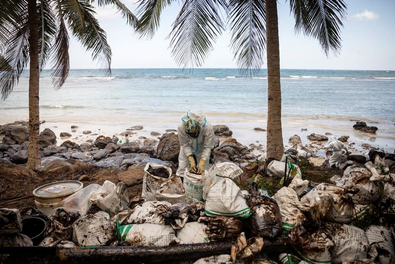 Oil spill in central Philippines