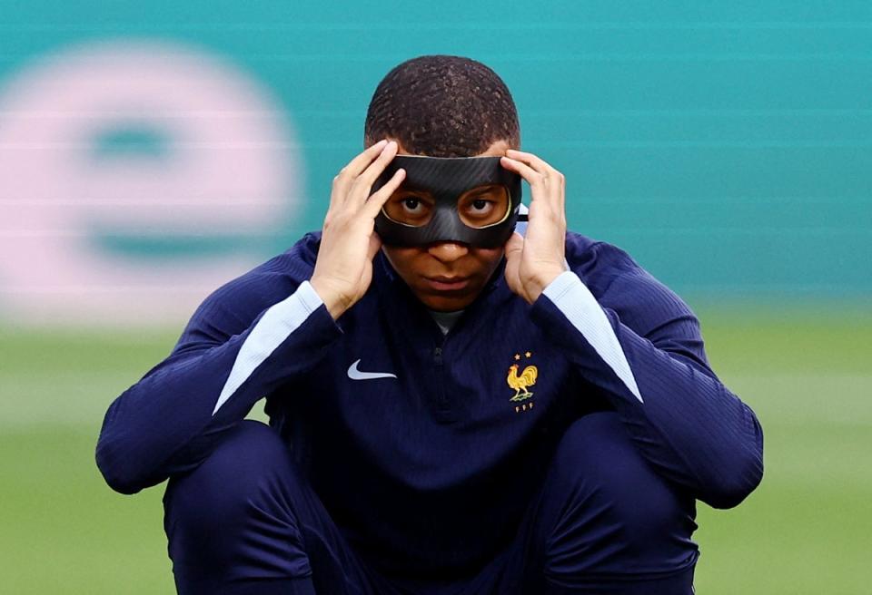 Kylian Mbappe wears a black face mask during his warm-up against the Netherlands (REUTERS)