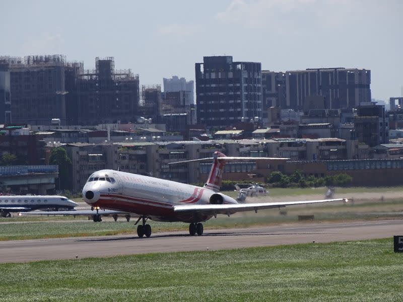 ▲遠東航空的MD-82客機，去年3月遭行政執行署查封拍賣，日前以新台幣450萬元賣出。（圖／記者呂炯昌攝）